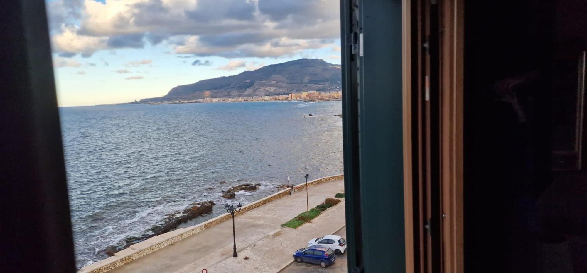 Attico Vista Mare Trapani Apartment Bagian luar foto