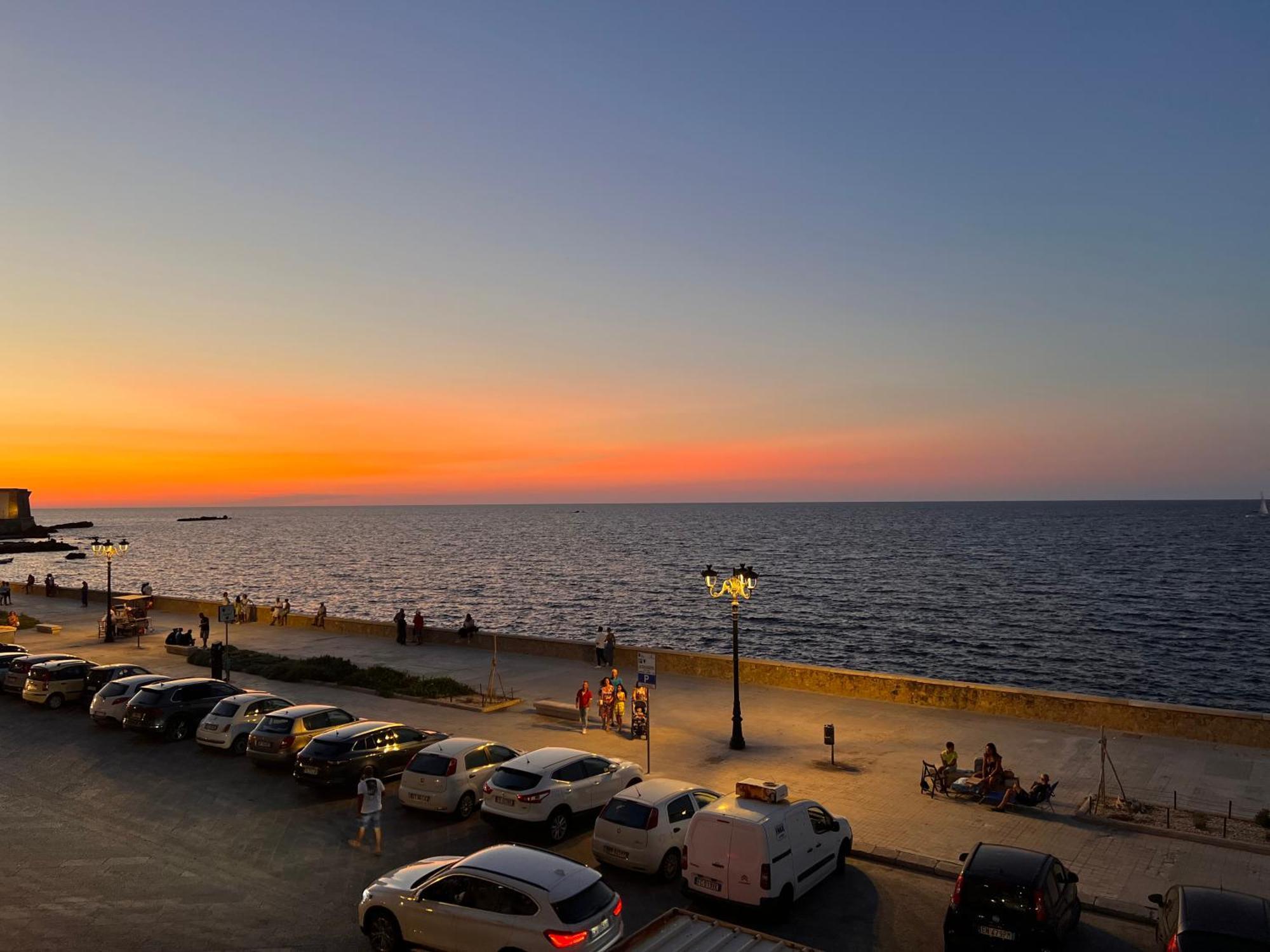 Attico Vista Mare Trapani Apartment Bagian luar foto